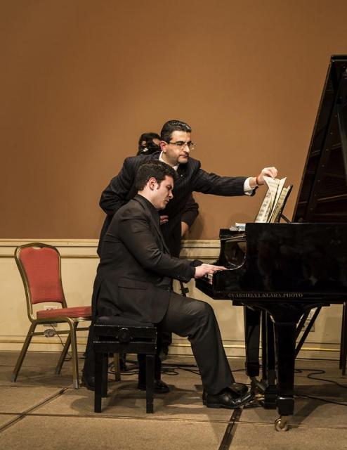 il pianista Marco Grilli mentre esegue "Prima carezza" di Francesco Marino